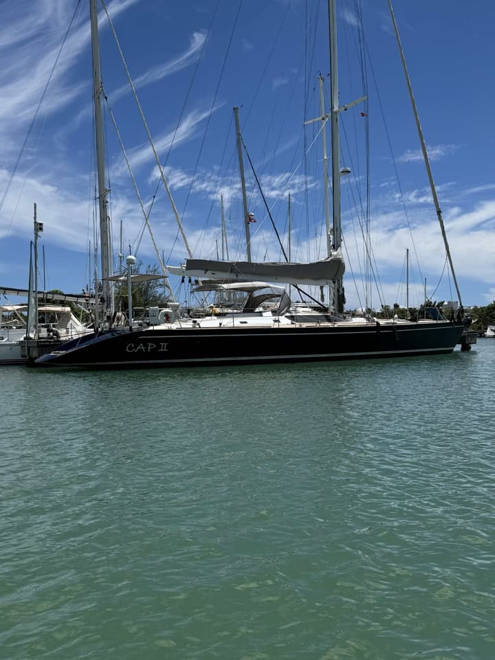 El Cap II amarrado en un puerto deportivo, con el nombre en el casco.