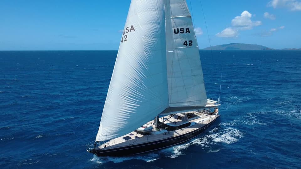 Vela mayor del Cap II con el número de vela USA 42.