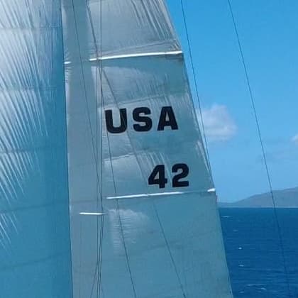 Vela mayor del Cap II con el número de vela USA 42.